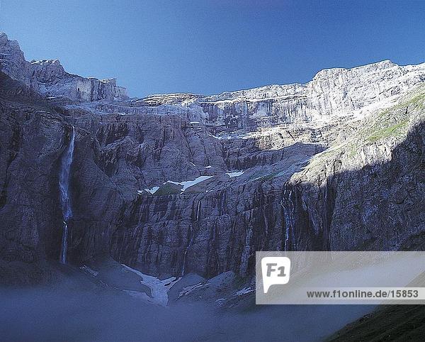Wasserfall fließt von Cliff  Gavarnie Falls  Cirque de Gavarnie  Pyrenäen  Frankreich