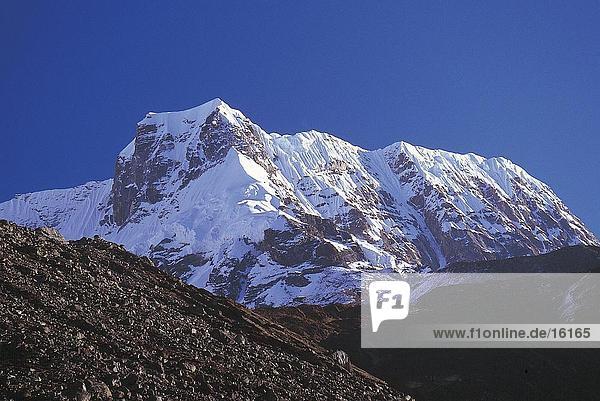 Verschneiten Berggipfel gegen blauen Himmel Himalaya Berg östlich von Makalu Nepal