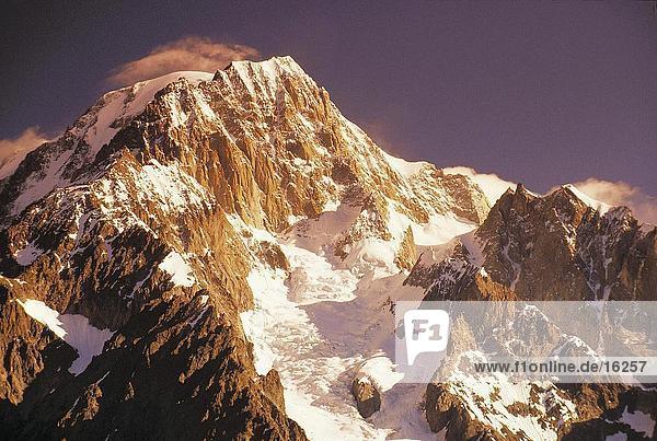 Schneebedeckte Berge während der Dämmerung  Mont Blanc  Alpen  Frankreich