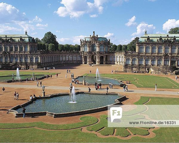 Garten vor Palace  The Zwinger  Dresden  Sachsen  Deutschland