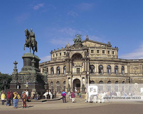 Wohnhaus Tourist frontal Dresden Deutschland Oper Sachsen