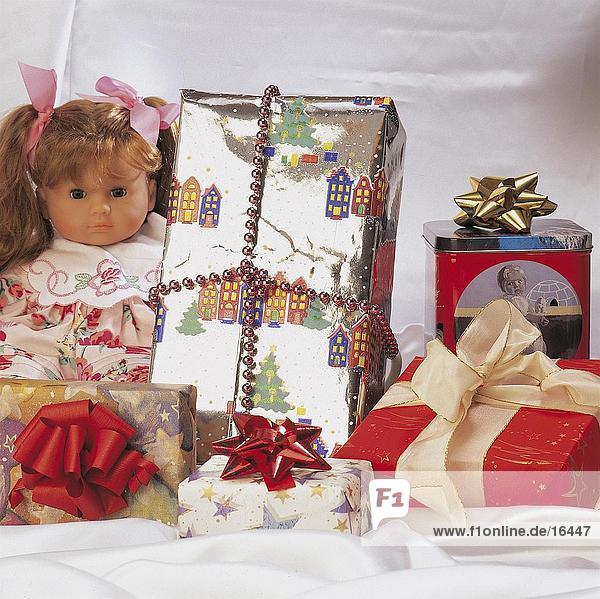 Nahaufnahme von Weihnachtsgeschenken umhüllt mit Verpackung papers