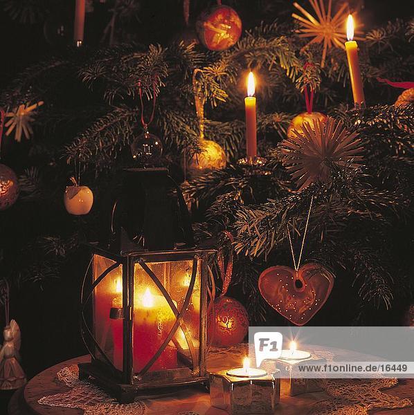 Nahaufnahme der brennende Kerzen auf Weihnachtsdekoration,  Deutschland,  Europa