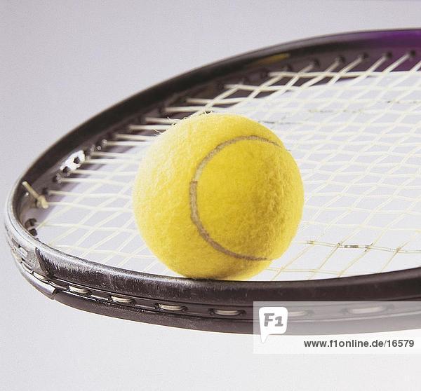 Nahaufnahme of Tennisball auf Tennisschläger
