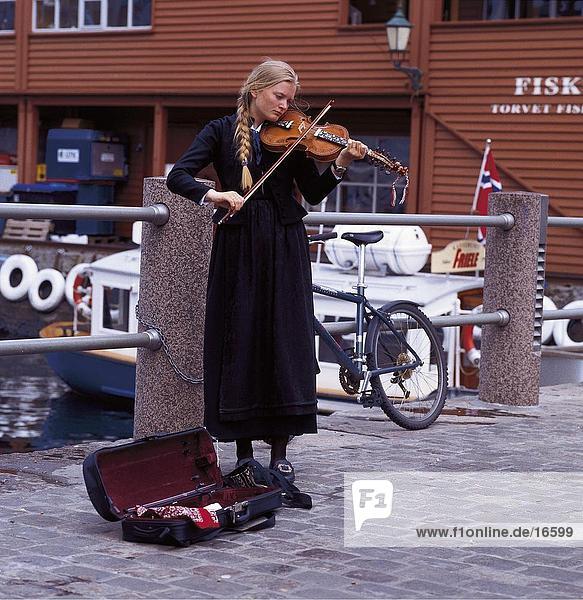 Frau Geigenspiel auf Straßenseite  Bergen  Norwegen