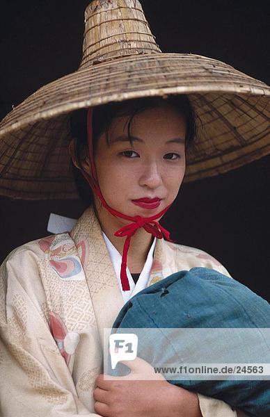 Porträt der jungen Frau in traditioneller Kleidung  Kyoto  Japan