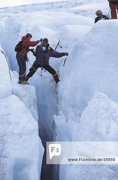 Vier Personen Klettern am Gletscher  Norwegen