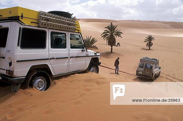 Geländefahrzeuge verschieben in der Wüste  Sahara-Wüste  Libyen