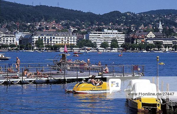 Touristen auf eine Pier  den Zürichsee  Zürich  Schweiz