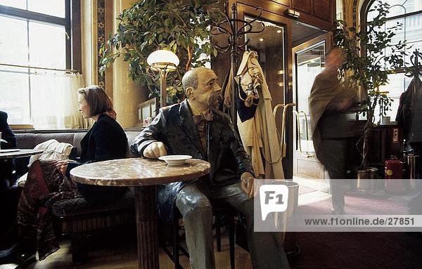 Wien Hauptstadt sitzend Senior Senioren Europa Mann Wohnhaus Kaffee Österreich