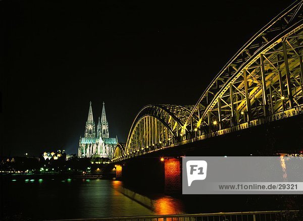 Brücke über Fluss mit Kathedrale im Hintergrund  Rhein River  Kölner Dom  Köln  Deutschland