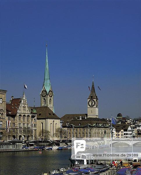 Gebäude an Waterfront  Limmat River  Zürich  Schweiz