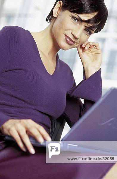 Junge Frau mit einem laptop