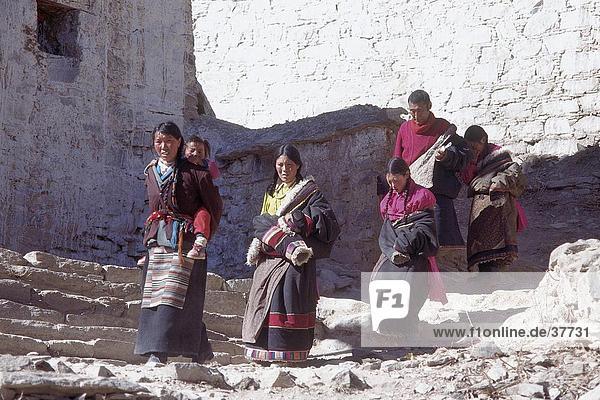 Familie walking on Dirt Road  Nepal