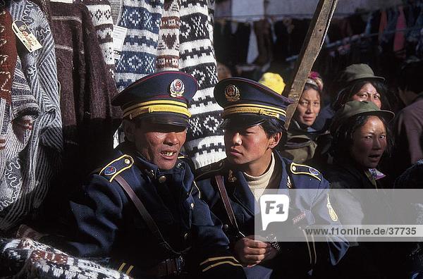 Zwei Männer in Uniform  Jokhang Tempel  Barkhor  Lhasa  Tibet  China