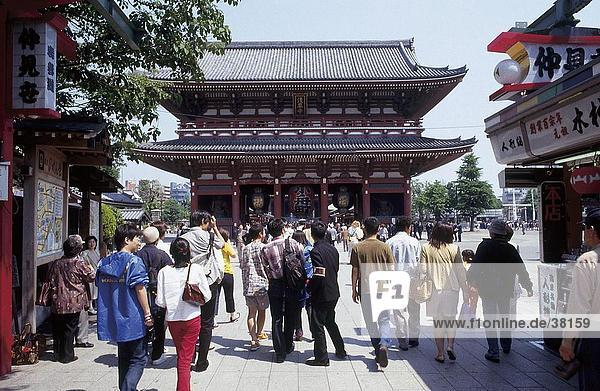 Touristen am Schrein  Sensoji-Tempel  Asakusa  Tokio  Japan