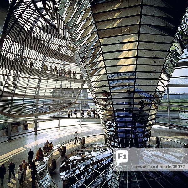 Touristen im Gebäude  der Reichstag  Berlin  Deutschland