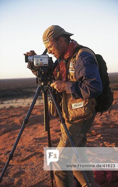 Seitenprofil des Mannes Dreharbeiten auf Landschaft  Walga Rock  Australien