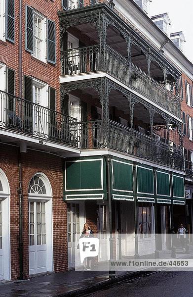 Vereinigte Staaten von Amerika USA stehend Frau Wohnhaus frontal Bourbon Street French Quarter Louisiana New Orleans
