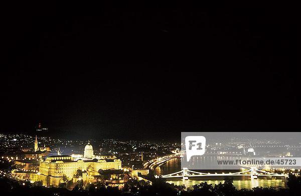 Stadt mit Brücke beleuchtet in der Nacht  Kettenbrucke  Donau  Burgberg  Budapest  Ungarn