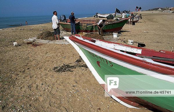 Fischer mit Fischerbooten am Strand  La Antilla  Costa De La Luz  Andalusien  Spanien