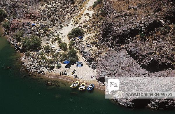 Luftbild von Touristen und Boote am Flußufer  Colorado River  Arizona  USA