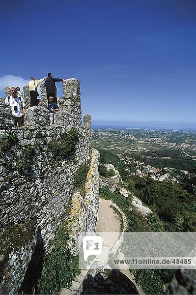 Touristen am Schloss  Sintra  Provinz Estremadura  Portugal