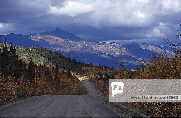 Wolken über Berge Dempster Highway Yukon Kanada