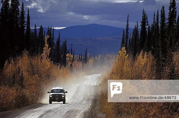 Auto auf der Autobahn Dempster Highway Yukon Kanada