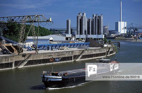 Containerschiff in River  Rhein  Düsseldorf  Deutschland