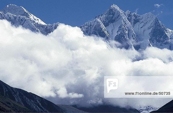 Berge  umgeben von Wolken  Mt. Everest  Bereich Himalaya  Nepal