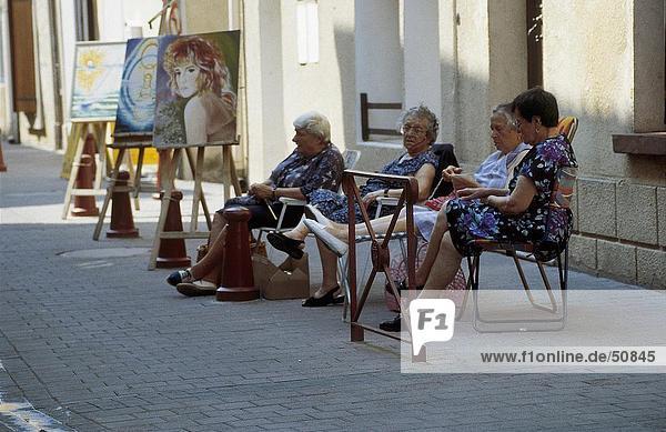 Senior Damenlauf sitzen im Schatten  Gruissan  Frankreich