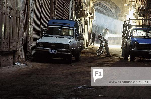 Mann auf Motor Roller am Markt  Esphahan  Iran