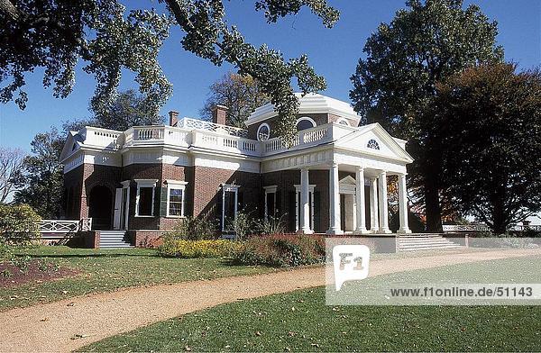 Herrenhaus mit Bäumen im Feld  Thomas Jeffersons Monticello  Charlottesville  Virginia  USA