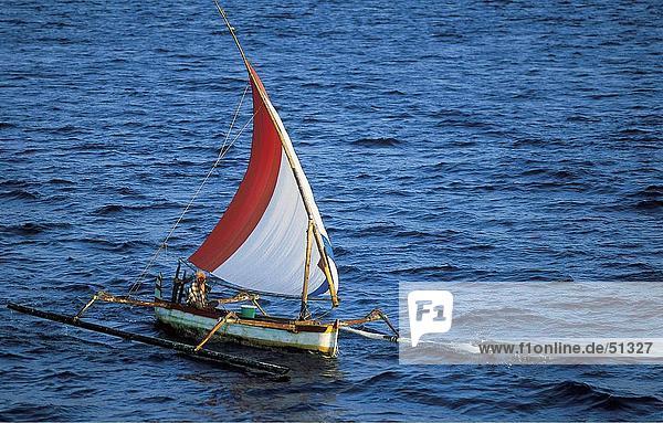 Segelboot in See bei Sonnenuntergang  Lombok  Indonesien