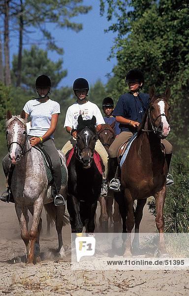 Mädchen im Teenageralter Pferd Reiten