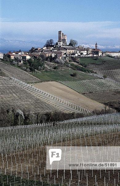 Weingut auf Hügel mit Dorf im Hintergrund  Serralunga d ' Alba  Provinz Cuneo  Piemont  Italien