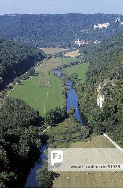 Fluss  der durch Tal  Donau  Schwäbischen Alb  Baden-Württemberg  Deutschland