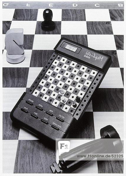 Erhöhte Ansicht von Schachfiguren auf Schachbrett