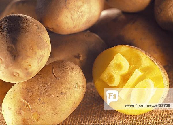 Nahaufnahme-Wort-Bio auf eine Kartoffel geätzt
