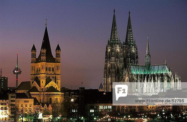 Gebäude beleuchtet nachts in Stadt  Kölner Dom  Köln  Nordrhein-Westfalen  Deutschland