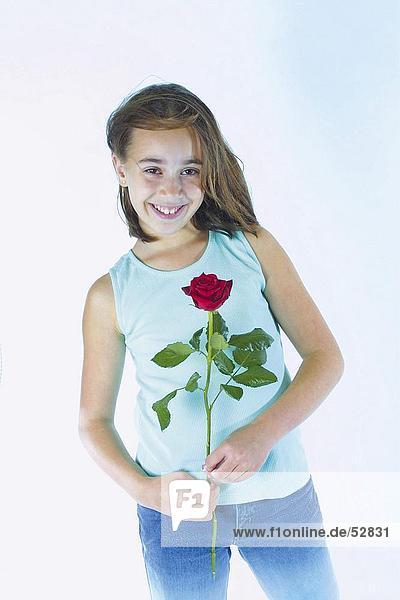 Teenagerin hält Flower und lächelnd portrait