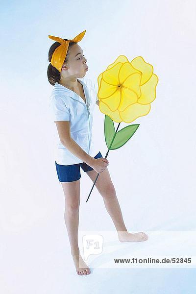 Girl blowing auf doppelte Blume