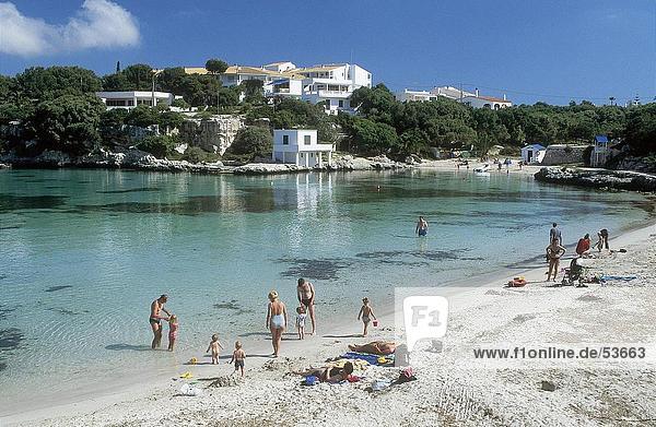 Touristen am Strand  Menorca  Balearen Inseln  Spanien