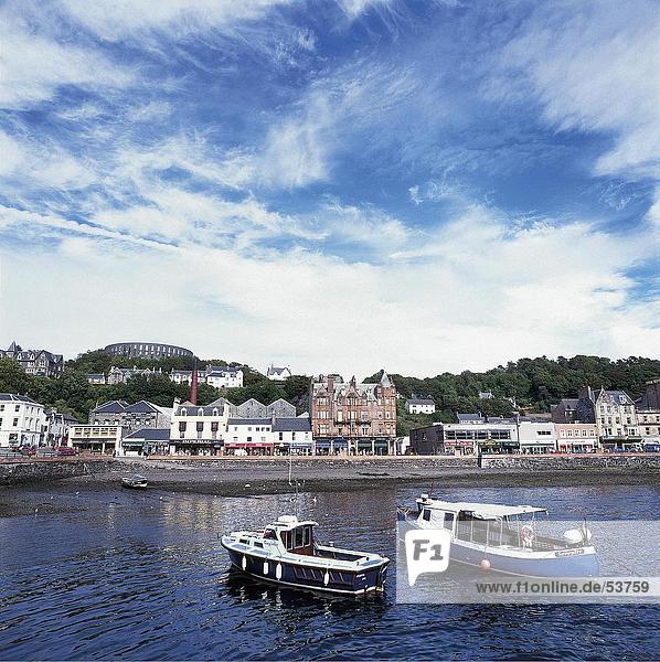 Zwei Boote im Hafen Oban Schottland