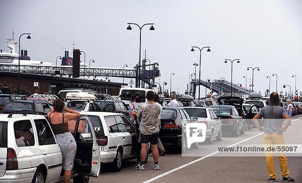 Touristen warten im Hafen  Travemünde  Deutschland