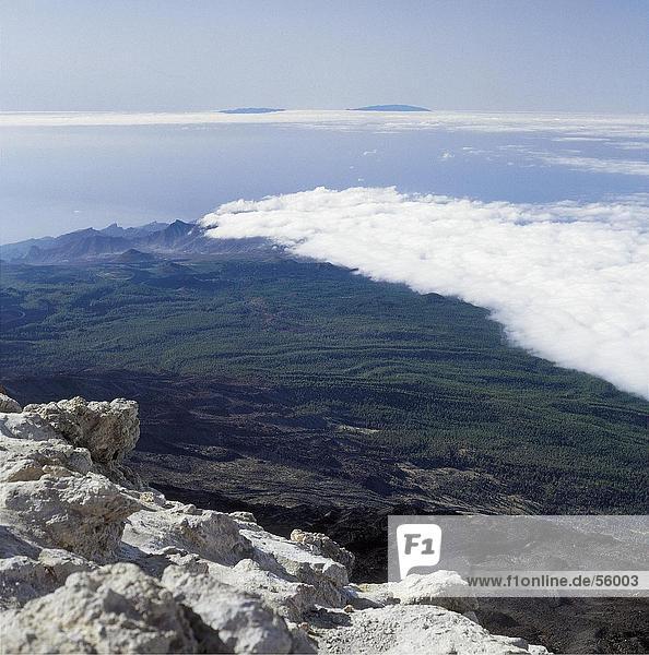 Erhöhte Ansicht der Wolken über Berg  Teneriffa  Kanarische Inseln  Spanien  Europa