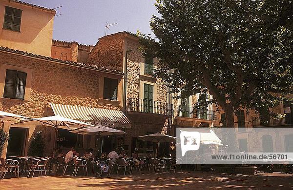Leute sitzen auf outdoor-Café  Fornalutx  Mallorca  Balearen  Spanien
