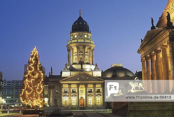 Dekoriert Weihnachtsbaum vor der Kirche  Berlin  Deutschland  Europa