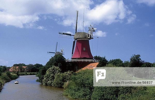 Traditionelle Windmühlen auf eine Flussseite